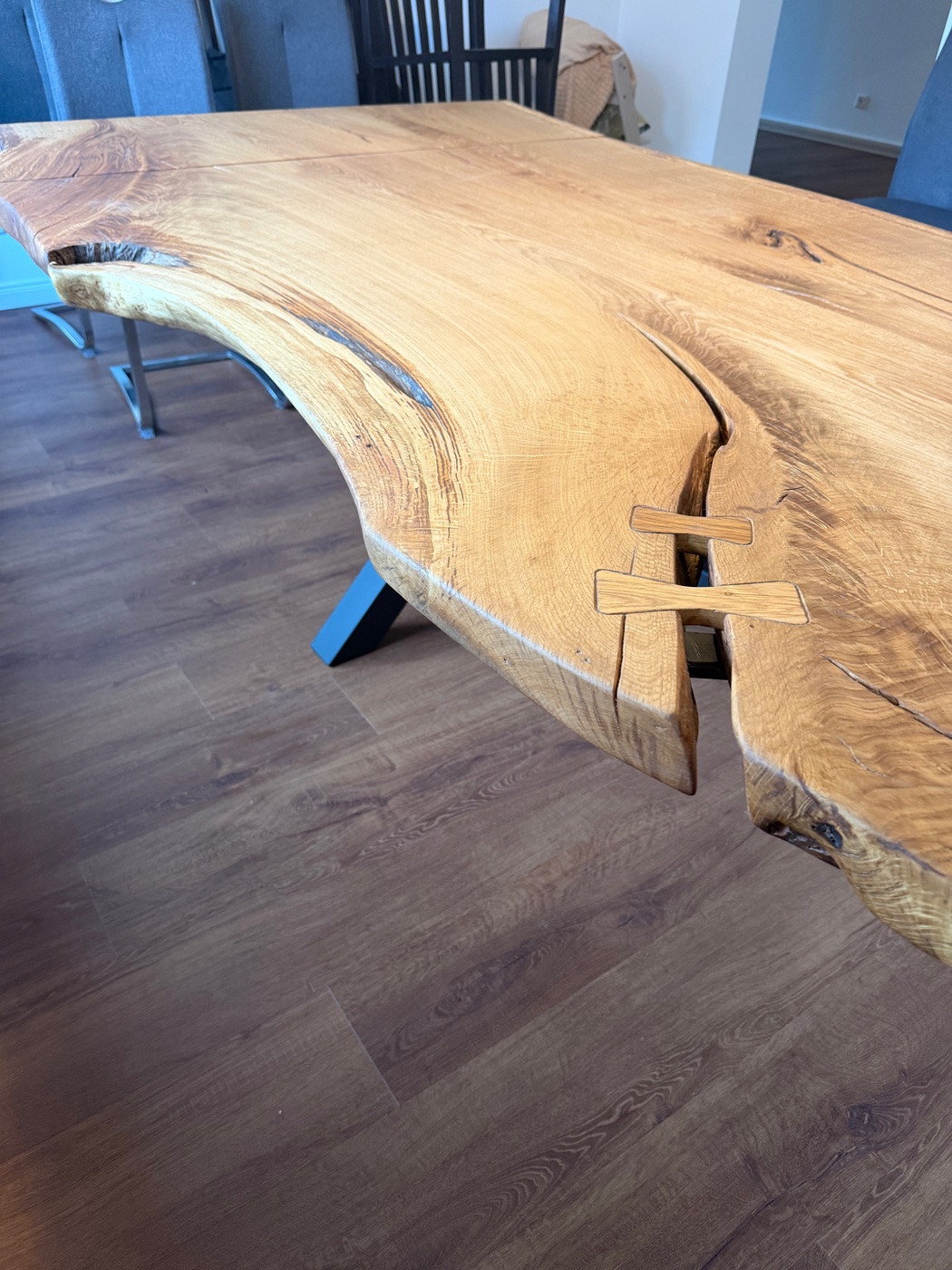 Esstisch aus Eiche mit Naturkante und zwei eingesetzten Holzschmetterlingen