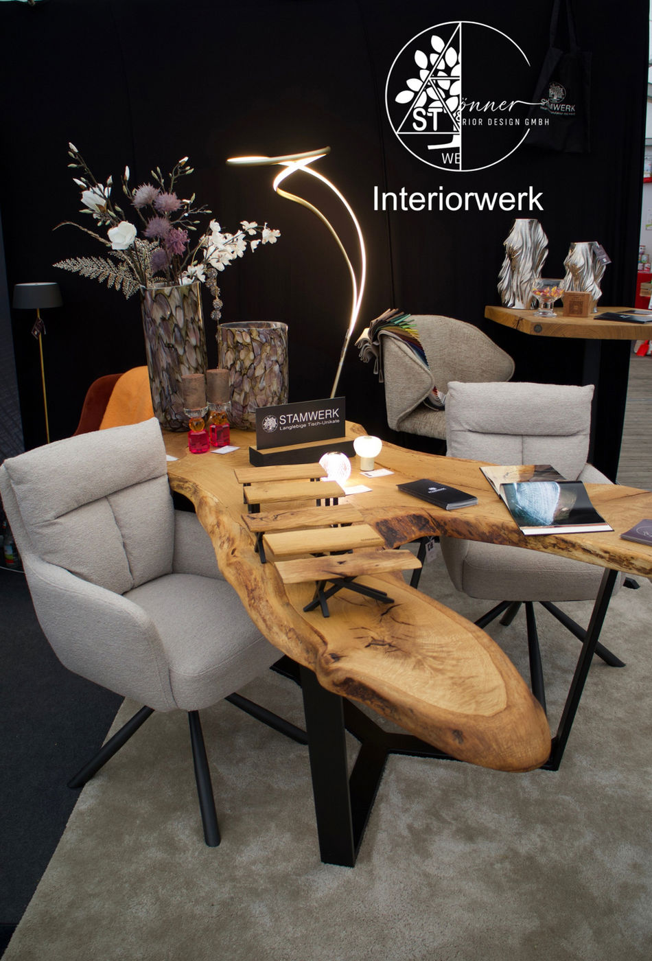 Esstisch aus Eiche mit Naturkante im Showroom Interiorwerk in Buchholz