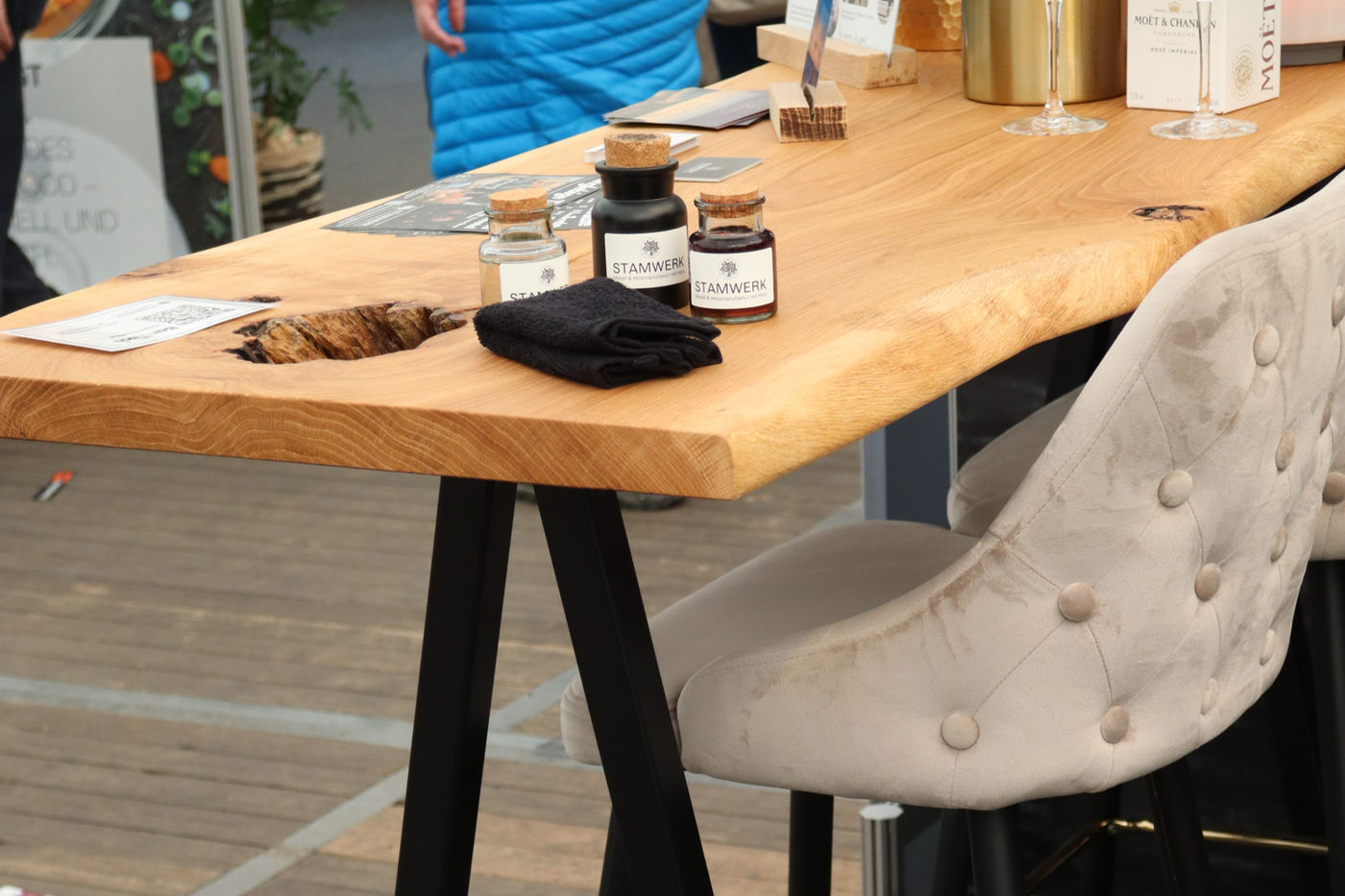 Esstisch aus Eiche mit Naturkante im Showroom, darauf Öl und Pflegemittel