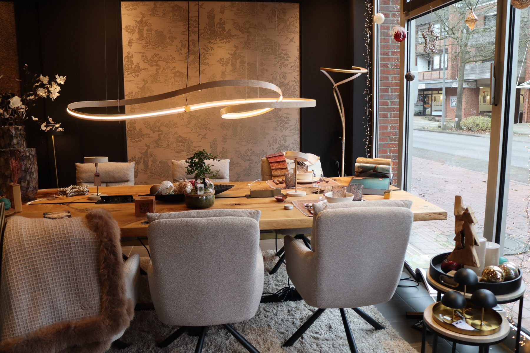 Showroom Interiorwerk in Buchholz mit Esstisch aus Eiche und Stahlgestell
