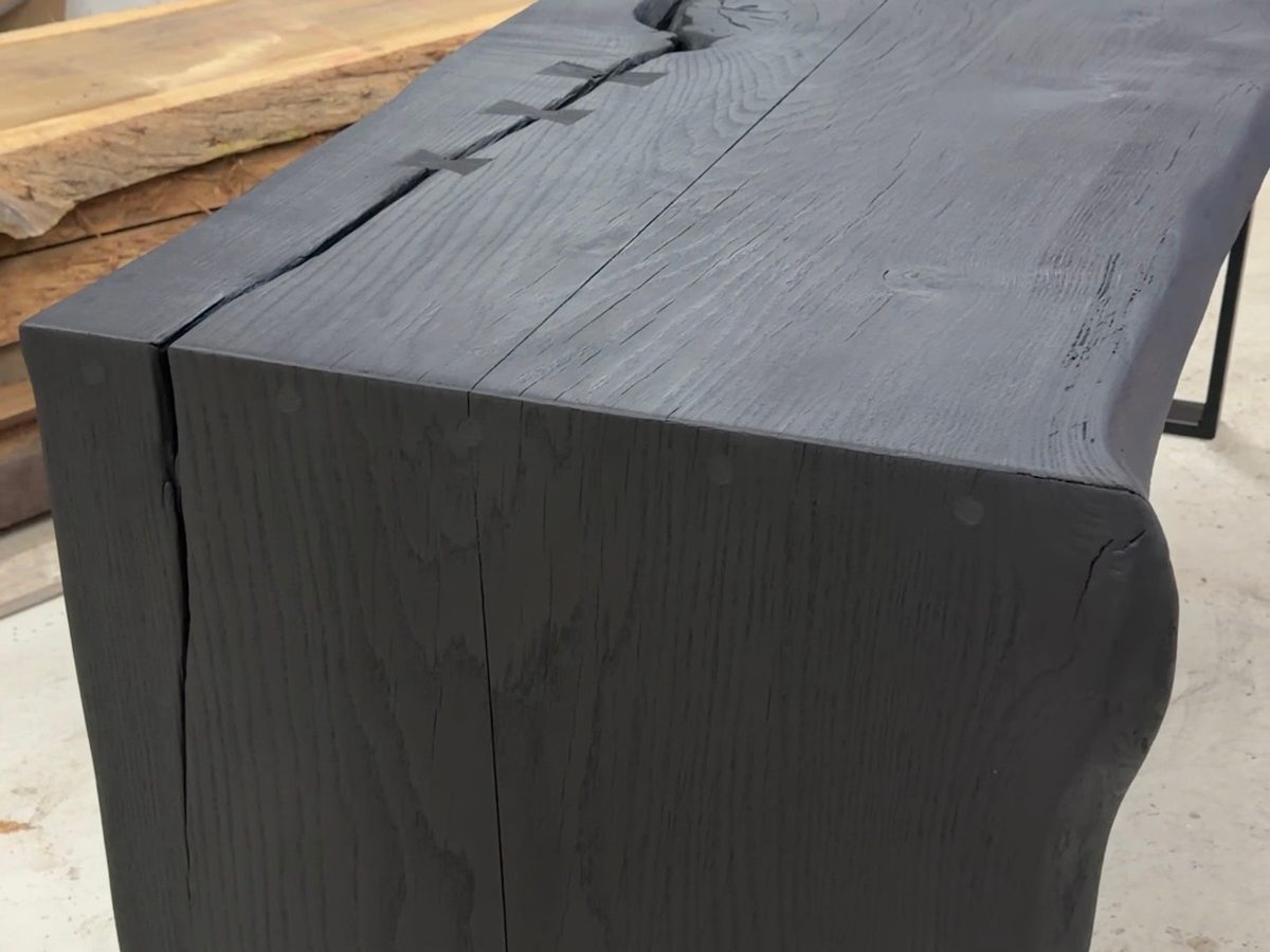 Schreibtisch aus geköhlter Eiche mit Holzschmetterlingen im Riss